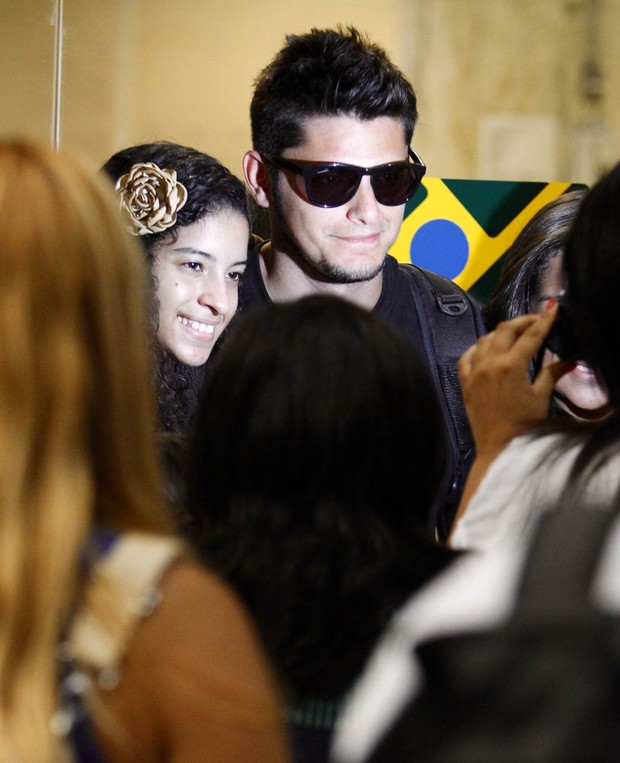 Bruno Gissoni com fãs no aeroporto (Foto: Leotty Jr / AgNews)