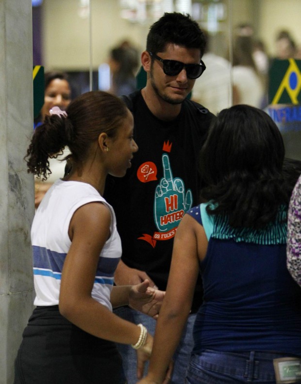 Bruno Gissoni com fãs no aeroporto (Foto: Leotty Jr / AgNews)