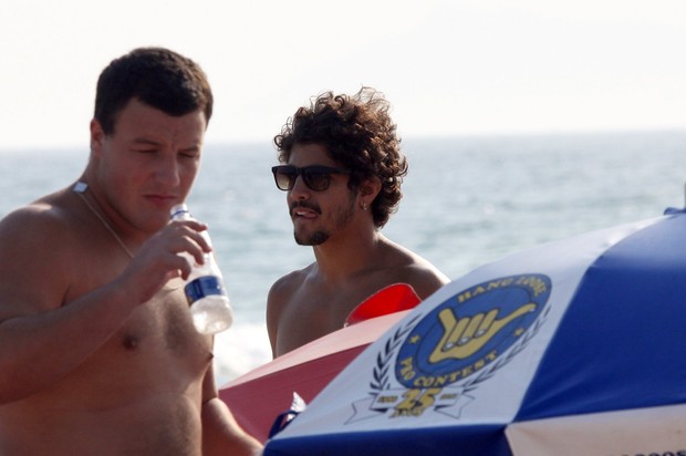 Caio Castro na praia da Barra com amigos (Foto: Marcos Ferreira / Foto Rio News)