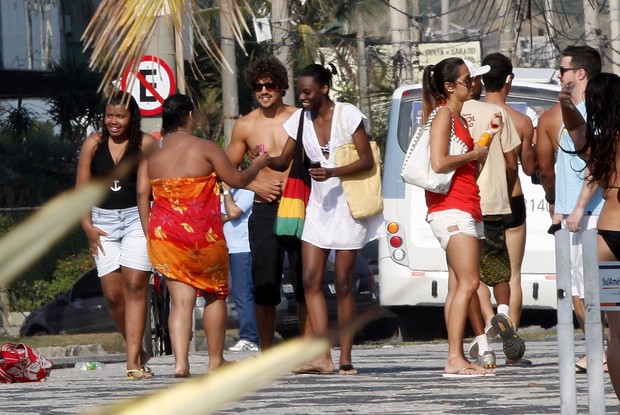 Caio Castro é abordado por fãs na saída da praia (Foto: Marcos Ferreira / Foto Rio News)