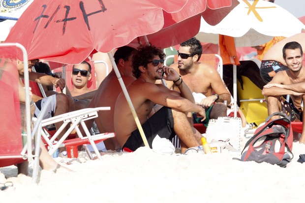 Caio Castro na praia da Barra com amigos (Foto: Marcos Ferreira / Foto Rio News)