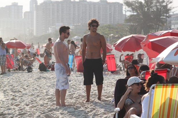 Caio Castro na praia da Barra com amigos (Foto: Fabio Martins e Gabriel Rangel / AgNews)