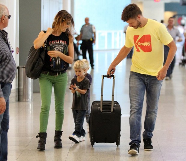 Fernanda Lima e Rodrigo Hilbert embarcam com os filhos gêmeos no aeroporto Santos Dumont, RJ (Foto: Henrique Oliveira / FotoRioNews)