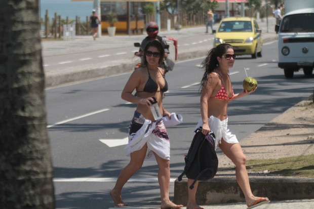 Samara Felipo e Priscila Fantin saindo da praia da Barra (Foto: Fábio Martins/Agnews)