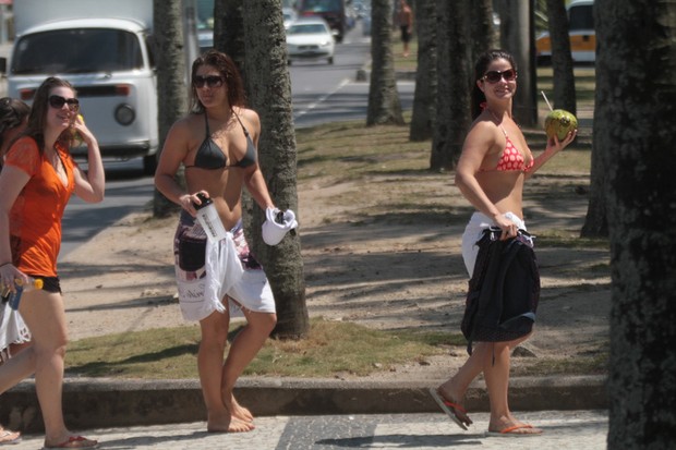 Samara Felipo e Priscila Fantin saindo da praia da Barra (Foto: Fábio Martins/Agnews)