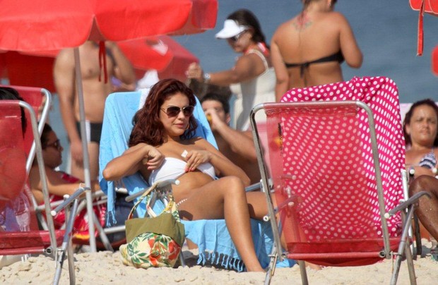 Paloma Bernardi na praia do Leblon, no Rio (Foto: André Freitas / AgNews)