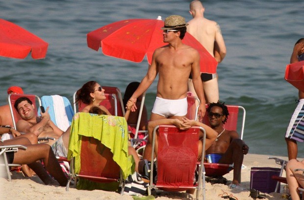 Thiago Martins e Paloma Bernardi na praia do Leblon, no Rio (Foto: André Freitas / AgNews)