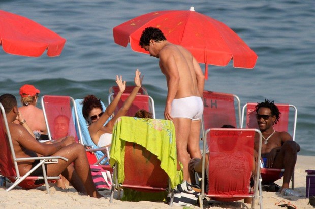Thiago Martins e Paloma Bernardi na praia do Leblon, no Rio (Foto: André Freitas / AgNews)