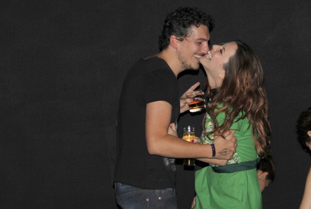 Nathalia Dill com o namorado Caio Sóh em festa no Rio (Foto: Isac Luz/ EGO)