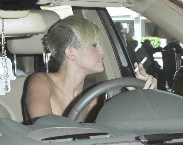 Miley Cyrus vai buscar namorado no aeroporto (Foto: X17/Agência)