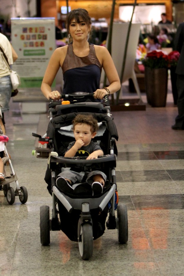 Daniele Suzuki passeia com o filho (Foto: Clayton Militão e Marcello Sá Barreto / Foto Rio News)
