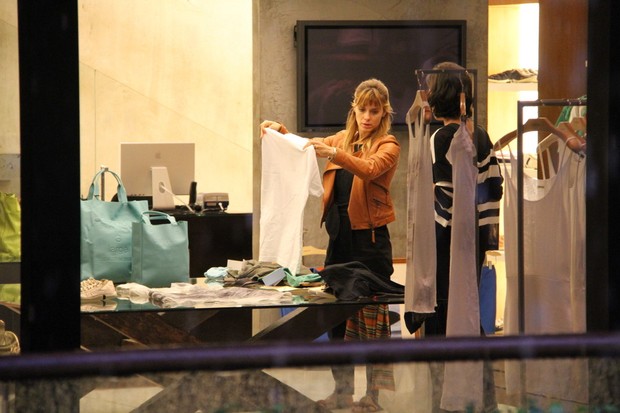 Carolina Dieckmann faz compras em shopping do Rio (Foto: Daniel Delmiro / AgNews)