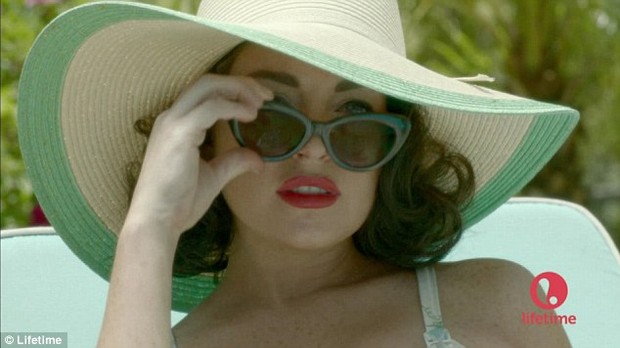 Lindsay Lohan encarna Elizabeth Taylor em 'Liz & Dick' (Foto: Lifetime/Divulgação)