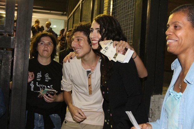 Marisa Monte posa com fãs após show no Rio (Foto: Marcello Sá Barretto/ Foto Rio News)
