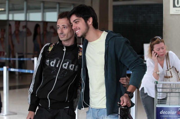 Rodrigo Simas no aeroporto (Foto: Orlando Oliveira / AgNews)