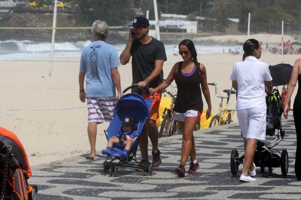 Ricardo Pereira com a esposa e o filho caminhando na orla de praia, no Rio de Janeiro (Foto: Edson Teofilo / FotoRioNews)