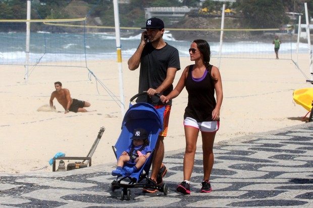 Ricardo Pereira com a esposa e o filho caminhando na orla de praia, no Rio de Janeiro (Foto: Edson Teofilo / FotoRioNews)