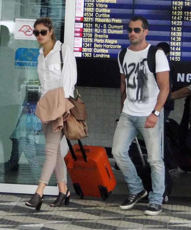 Malvino Salvador e Sophie Charlotte no aeroporto Santos Dumont, no Rio (Foto: Orlando Oliveira / AgNews)