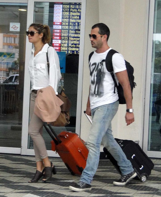 Malvino Salvador e Sophie Charlotte no aeroporto Santos Dumont, no Rio (Foto: Orlando Oliveira / AgNews)