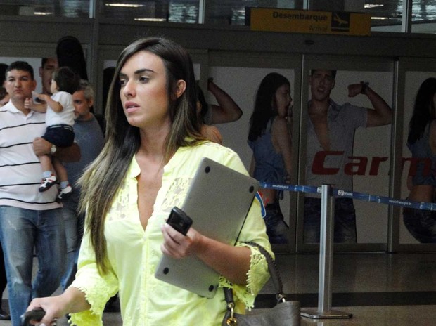Nicole Bahls no aeroporto (Foto: Orlando Oliveira / AgNews)