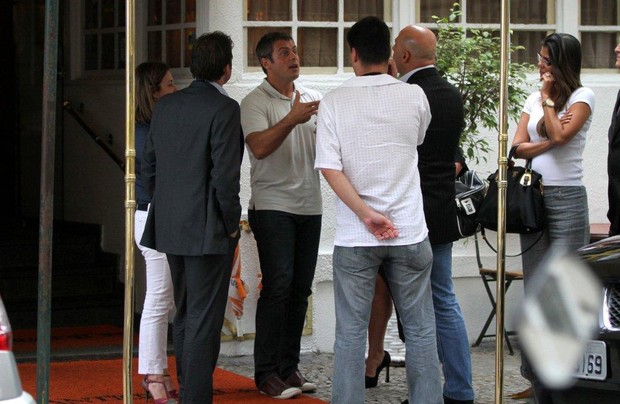 Luigi Baricelli bate papo na saída de restaurante com Petkovic (Foto: André Freitas / AgNews)
