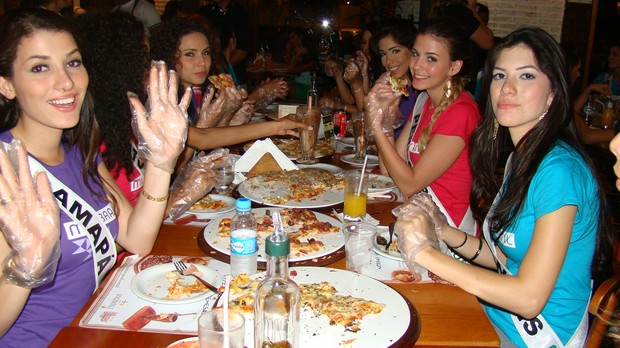Misses saem da dieta em pizzaria (Foto: Divulgação/Band)
