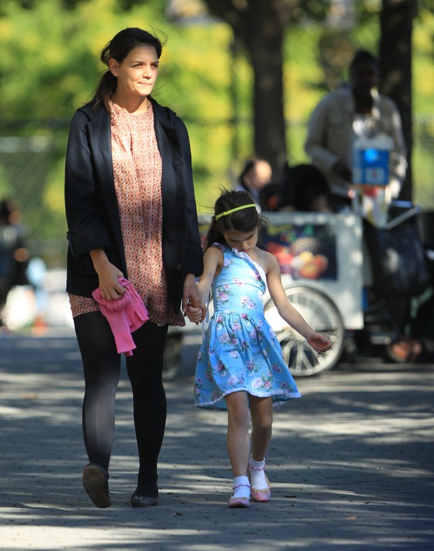 Katie Holmes com a filha, Suri Cruise, em parque em Nova York, nos Estados Unidos (Foto: X17/ Agência)