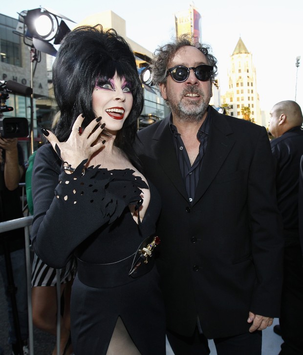 O diretor Tim Burton e a atriz Cassandra Peterson em première do filme ‘Frankenweenie’ em Los Angeles, nos Estados Unidos (Foto: Mario Anzuoni/ Reuters/ Agência)