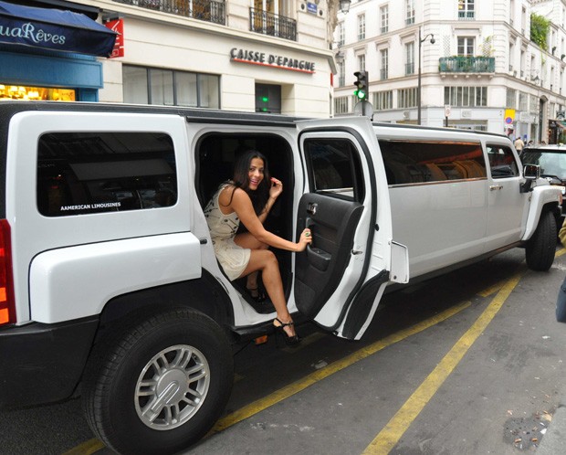 Gyselle Soares em limousine em Paris (Foto: Twitter / Reprodução)