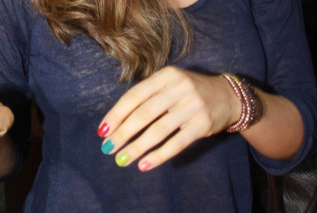 Detalhe das unhas coloridas de Grazi Massafera (Foto: Clayton Militão / Foto Rio News)
