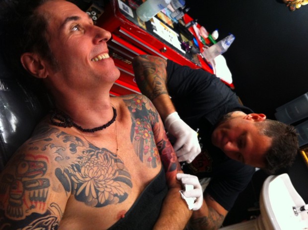 Dinho Ouro Preto faz tatuagem em SP (Foto: Divulgação)