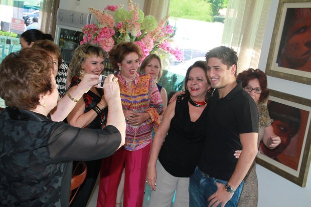Daniel Rocha é recebido por senhoras, durante almoço animado em Fortaleza, CE (Foto: Dilson Silva / Agnews)