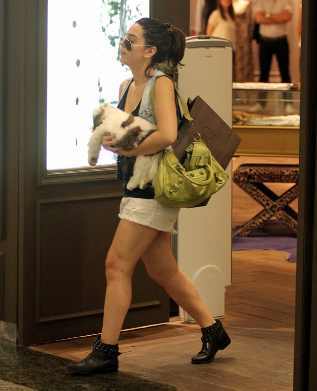 Giovanna Lancellot foi as compras com o namorado no shopping rio design barra (Foto: Marcus Pavão/AgNews)
