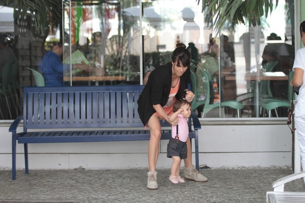 Fernanda Pontes com a filha (Foto: Fabio Martins / AgNews)