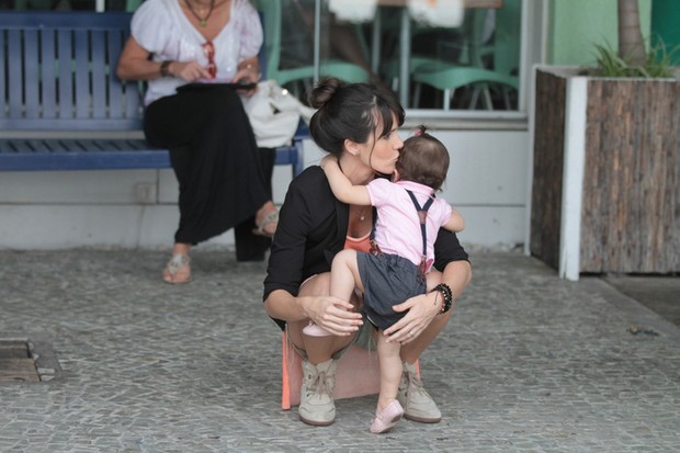 Fernanda Pontes com a filha (Foto: Fabio Martins / AgNews)