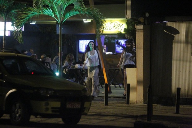 Isis Valverde com amigas em bar na Barra da Tijuca, Zona Oeste do Rio (Foto: Delson Silva/ Ag. News)
