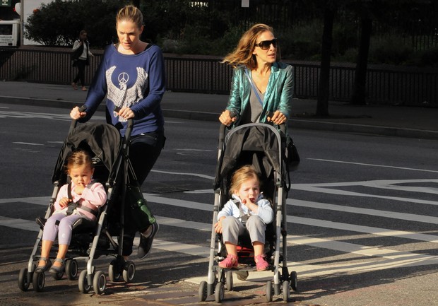 Sarah Jessica Parker passeia com as gêmeas Marion e Tabitha (Foto: HDR/X17online.com)