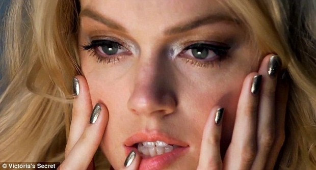 Lindsay Ellingson no making of da nova campanha de maquiagem da Victoria's Secret (Foto: Victoria's Secret)