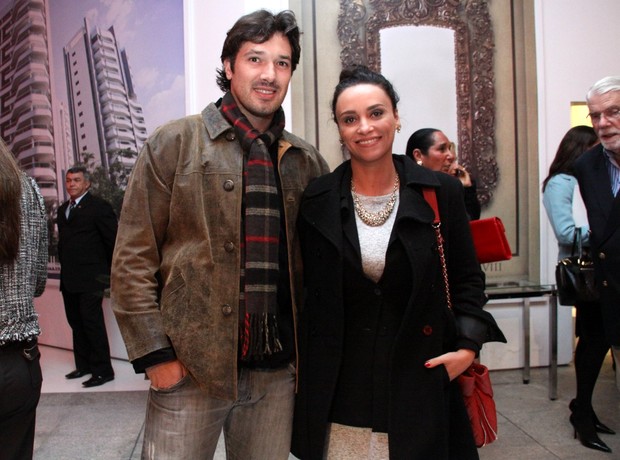 Suzana Pires e o namorado em exposição no Rio (Foto: Graça Paes / Foto Rio News)