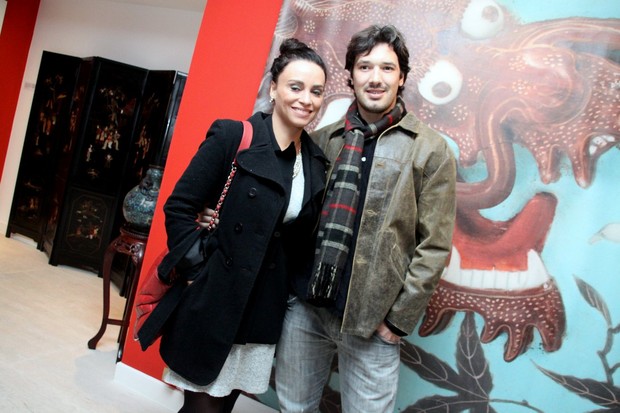 Suzana Pires e o namorado em exposição no Rio (Foto: Graça Paes / Foto Rio News)