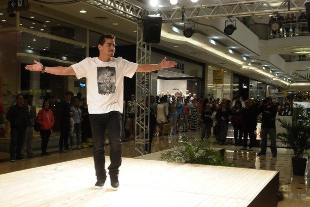 Thiago Martins desfila em shopping de São Paulo (Foto: Francisco Cepeda / AgNews)