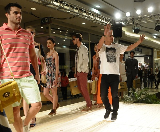 Thiago Martins desfila em shopping de São Paulo (Foto: Francisco Cepeda / AgNews)