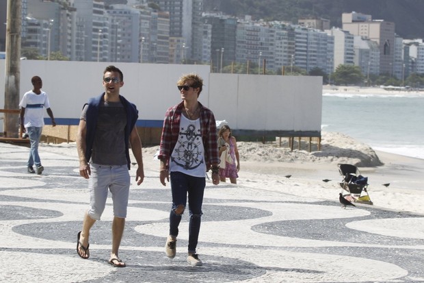 Harry e Dougie, da banda McFly, na praia de Copacabana (Foto: Delson Silva / AgNews)
