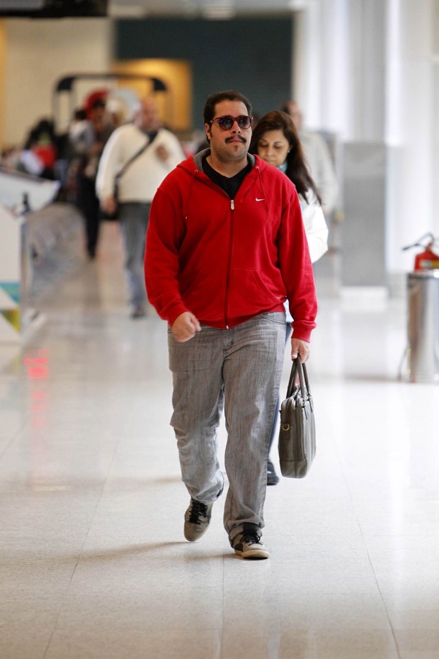 Thiago Abravanel no aeroporto (Foto: Leotty Junior / AgNews)