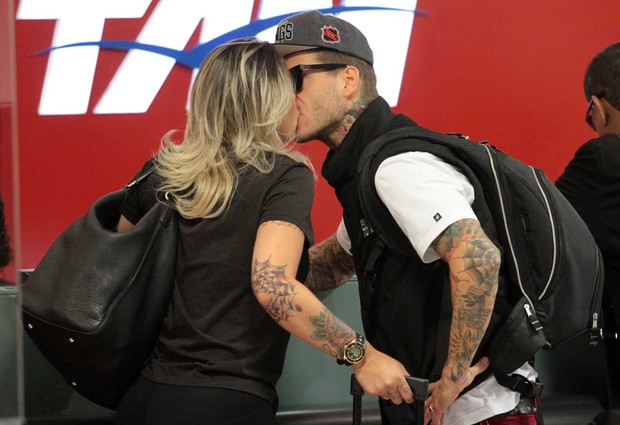 Dani Bolina e marido no aeroporto de Congonhas, SP (Foto: Orlando Oliveira/AgNews)