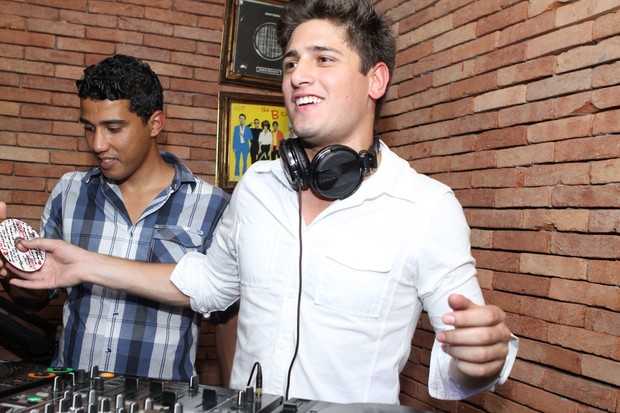 Daniel Rocha se diverte dando uma de DJ em festa no Rio (Foto: Raphael Mesquita/Divulgação)