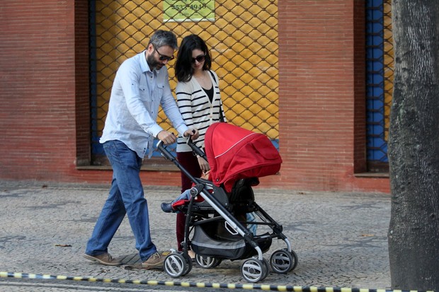 Angelo Paes Leme com sua esposa e filho saindo do restaurante Celeiro no Leblon (Foto: Wallace Barbosa /AgNews)