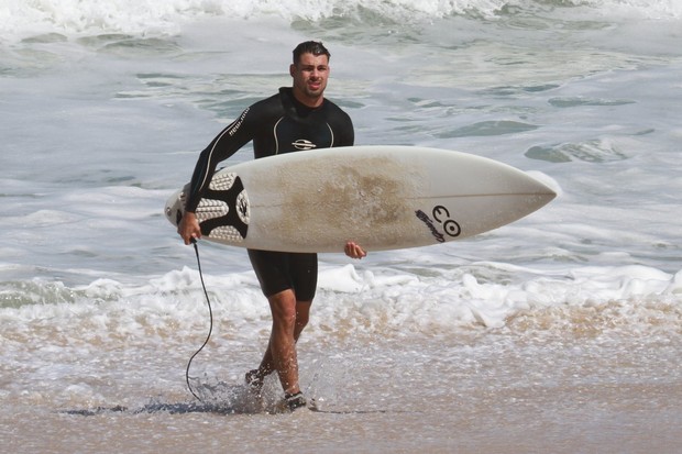 Cauã Reymond surfa na praia da Prainha (Foto: Dilson Silva/AgNews)