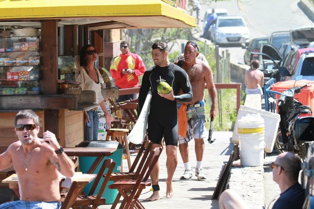 Cauã Reymond surfa na praia da Prainha (Foto: Dilson Silva/AgNews)