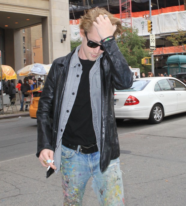 Macaulay Culkin fumando em Nova York, nos Estados Unidos (Foto: X17/ Agência)